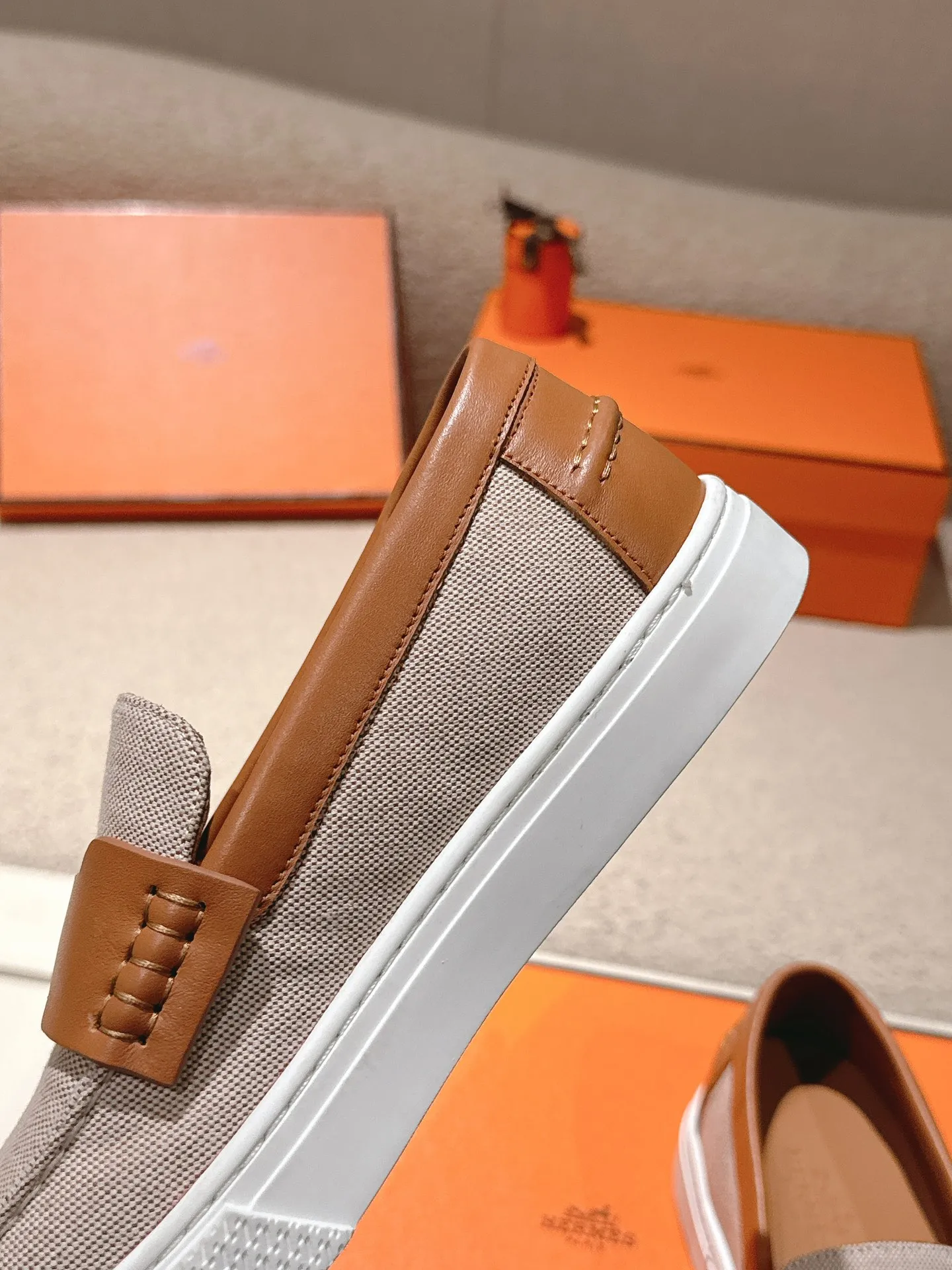 Men's men's shoes P620! Hermes# Thick Sole Couple Loafers These lace-up free sneakers in calfskin and washed denim feature signature "H" details. The design is simple and smooth, creating a fashionable urban look. It is comfortable and versatile. H family classics are not outdated, and the delivery counter is beautifully packaged🛍📦 Fabric: Original customized washed denim/first-layer cowhide Lining: Imported soft sheepskin Sole: Original open-molded anti-slip TPU material Size: 35-45